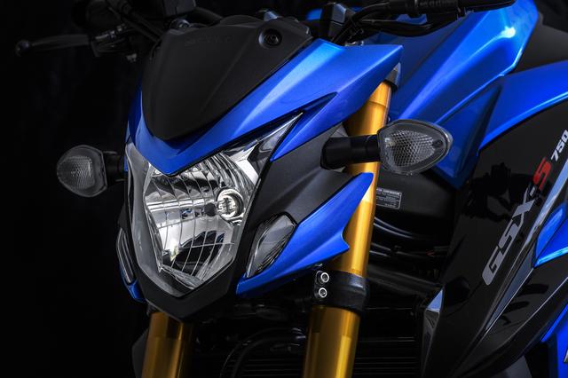 画像: ヘッドライトもエッジが効いたデザインです。車体全体に対してのサイズのバランス感が絶妙でした。