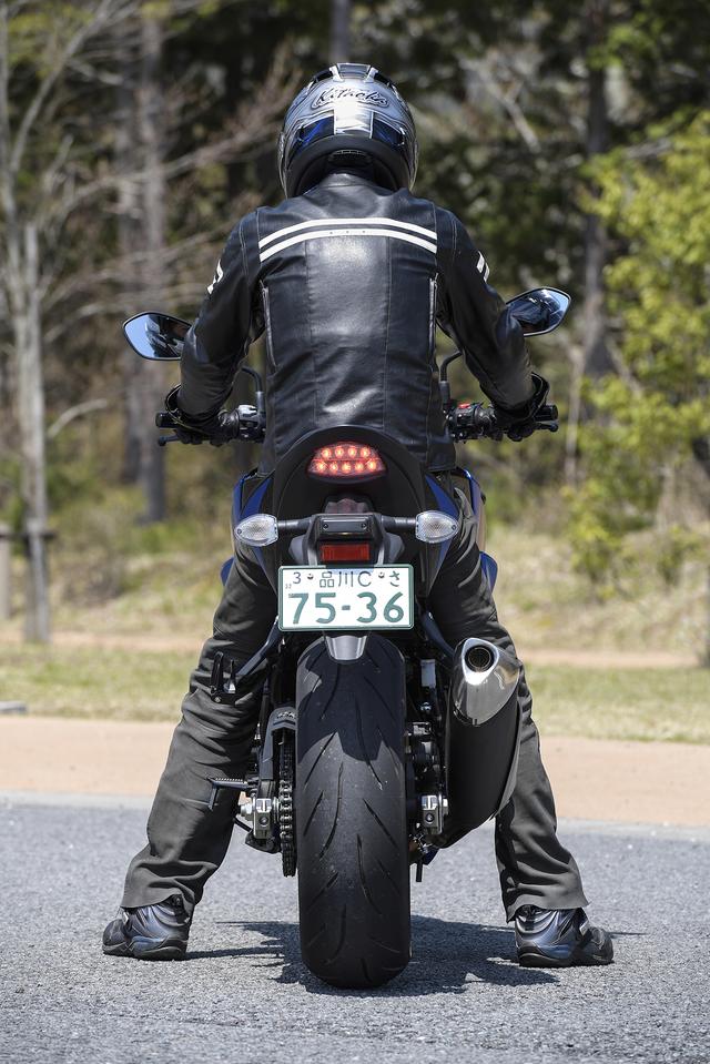 画像: 重量212kgの車体で、両足べったりの足着き性があれば取り回しに不安はまったく感じません。日本人の体格にジャストフィット!(ライダー身長176cm)