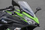 画像: イケメンフェイスのNinja 650ですが、ウインドスクリーンの高さが3段階に調整可能。見た目だけじゃなく高機能も備えた才色兼備です。