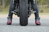 画像: 女性ライダーの知香ちゃんも安心の足着き! スリムな車体設計の効果が最大限に発揮されています。