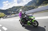 画像: スポーティなフルカウルは、むしろツーリングで実力を発揮?