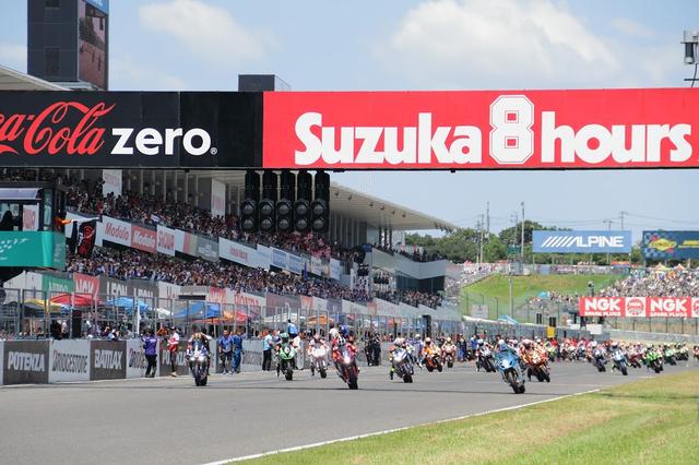 画像: 2016年大会のスタート! スタートから1時間は上位陣の首位争いが面白いので、あまりウロウロしないで定点観測するといいでしょう。 www.suzukacircuit.jp