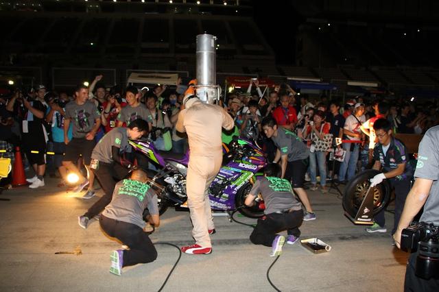 画像: 前夜祭ではバイクパレード、トークショーのほか、各チームのピット作業の練習風景も楽しめます! 神業的スピードでピット作業をするクルーたちの姿を、間近でご覧ください! www.suzukacircuit.jp