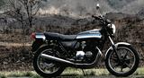 画像: 【Kawasaki Z400FX(E2)】 ●エンジン型式:空冷 4ストローク 4気筒 DOHC2バルブ ●総排気量 (ボア×ストローク): 399cc(52.0 ×47.0mm) ●最高出力:43.0PS/9500rpm ●最大トルク:3.5kg - m/7500rpm ●全長×全幅×全高: 2100 × 765 × 1125mm ●ホイールベース:1380mm●シート高: 805mm ●タイヤ前・後:3.25H-19・ 3.75H-18 ●キャスター・トレール: 26°・98mm ●燃料タンク容量:15.0l ●定地燃費:30.0km /l ●車両重量: 189kg(乾燥) ●ミッション: 6速リターン ●希望小売価格:40万5000 円 (1979年発売当時)