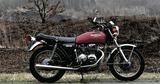 画像: 【HONDA CB400FOUR】 ●エンジン型式:空冷 4ストローク 4 気筒 OHC2バルブ ●総排気量(ボア×ストローク): 408.0cc(51.0 ×50.0mm) ●最高出力:37.0PS/8500rpm ●最大トルク:3.2kg-m /7500rpm ●全長×全幅×全高: 2050 × 705 × 1040mm ●ホイールベース:1355mm ●シート高:NA ●タイヤ前・後:3.00S-18・3.50- S18 ●キャスター・トレール: 63°301・85mm ●燃料タンク容量: 14.0l●定地燃費:36.0km/l ●車両 重量:185.0kg(乾燥) ●ミッション:6 速リターン ●希望小売価格: 32万7000 円 (1974年発売当時)