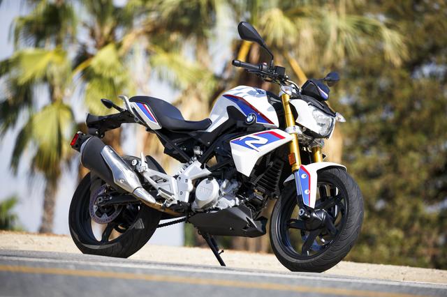 画像4: 彼女が喜んでいるその理由とは・・・普通自動二輪免許(中免)で乗れるBMWバイクの登場だったのです。