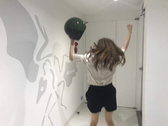 画像: ヘルメットを片手にガッツ!
