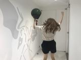 画像: ヘルメットを片手にガッツ!