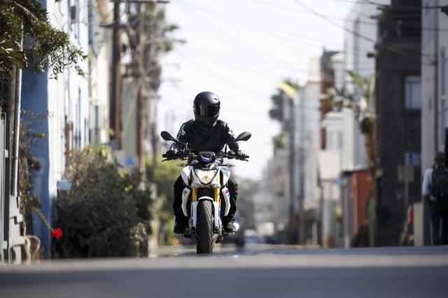 画像2: 彼女が喜んでいるその理由とは・・・普通自動二輪免許(中免)で乗れるBMWバイクの登場だったのです。