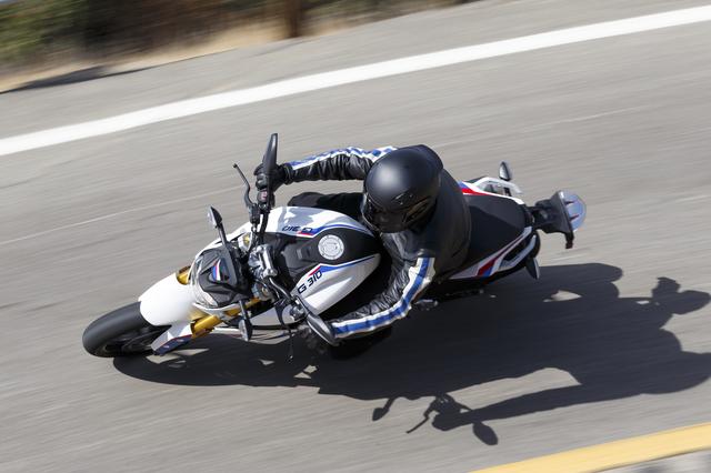 画像1: 彼女が喜んでいるその理由とは・・・普通自動二輪免許(中免)で乗れるBMWバイクの登場だったのです。