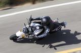 画像1: 彼女が喜んでいるその理由とは・・・普通自動二輪免許(中免)で乗れるBMWバイクの登場だったのです。