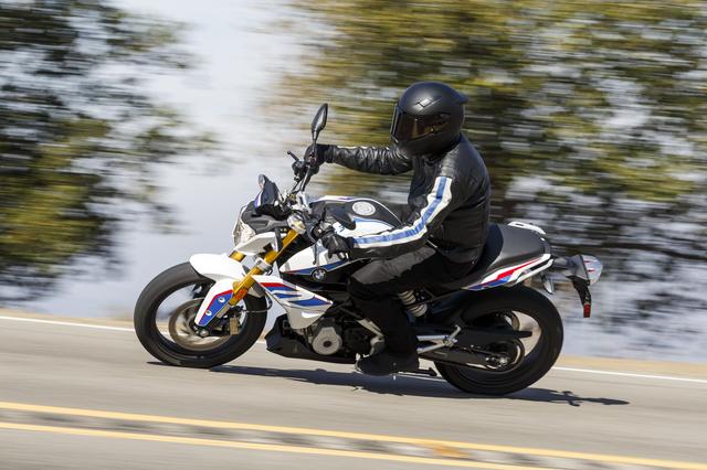 画像3: 彼女が喜んでいるその理由とは・・・普通自動二輪免許(中免)で乗れるBMWバイクの登場だったのです。