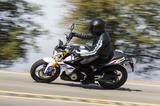 画像3: 彼女が喜んでいるその理由とは・・・普通自動二輪免許(中免)で乗れるBMWバイクの登場だったのです。