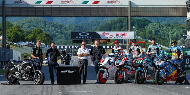 画像: MotoGPイタリアラウンドの舞台、ムジェロサーキットで行われた発表会の様子です。ホンダCBR600RRユニットから、トライアンフ・ストリートトリプルのユニットに代わることで、どのような変化がMoto2にもたらされることになるのでしょうか・・・? www.motogp.com