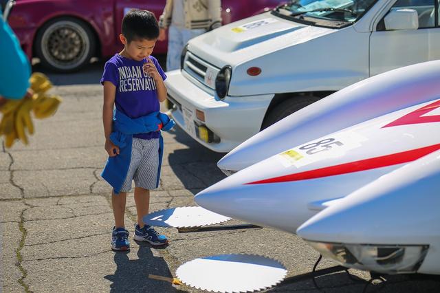 画像: 4輪のエントラントは、ポルシェ 987CAYMANから、スズキ隼のエンジンを使用したフォーミュラ隼、ルノー アルピーヌA110、トヨタ スターレットKP61等々、美しく、懐かしいクルマが勢揃い。おじさんには涙ちょちょ切れもののマッハ号もありましたが、少年の目には懐疑の色が…? ©浅間ヒルクライム