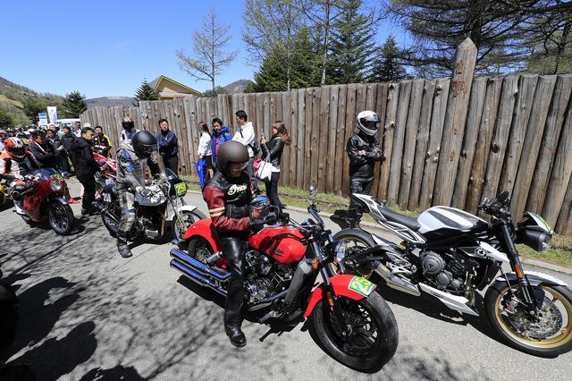 画像: 4輪142台に対し、モーターサイクル部門は21台の参加とまだ少数。それでもインディアン・スカウトにトライアンフ・ストリートトリプルRS、ヤマハSR500カフェなど、バラエティに富んだエントラントが集まりました。HRCからは、CBR1000RR、CBR250RR、CRF450RALLYが参加、モーターサイクルファンを喜ばせました。 ©浅間ヒルクライム