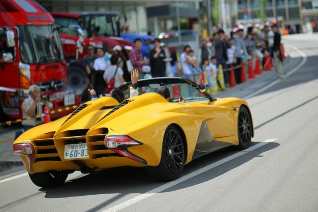 画像: タイムトライアルだけではなく、小諸市内中心地を巡るパレードランも行われました。これだけに参加する2輪/4輪もあって、市街地は華やかなムードに包まれました。多くの観客が笑顔で手を振り、ライダーやドライバーもそれに応える・・・このコミュニケーションこそ、観客がイベントを身近に感じる大きな要素になっている気がします。 ©浅間ヒルクライム