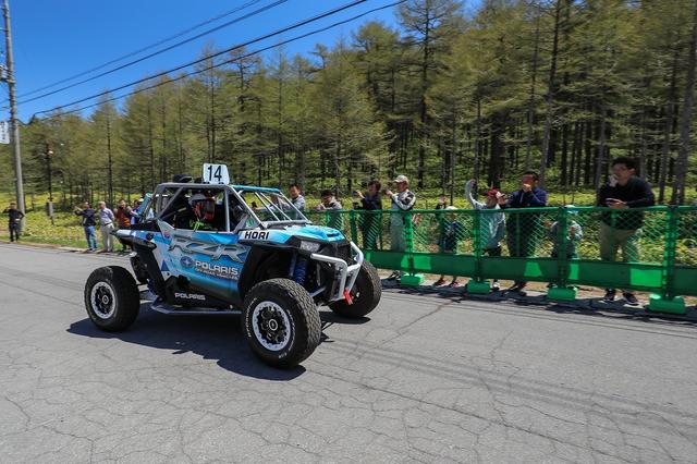 画像: 珍しいクルマとしては、POLARIS社のオフロードビークルも登場。他社に比べ随分と高い車高と畑違いの装備を持つものの、タイヤをターマック用に履き替え、ヒルクライムに挑んでいました。軽量な車体と、925ccながらターボ付きエンジンのパワーで、活発な走りを披露。 ©浅間ヒルクライム