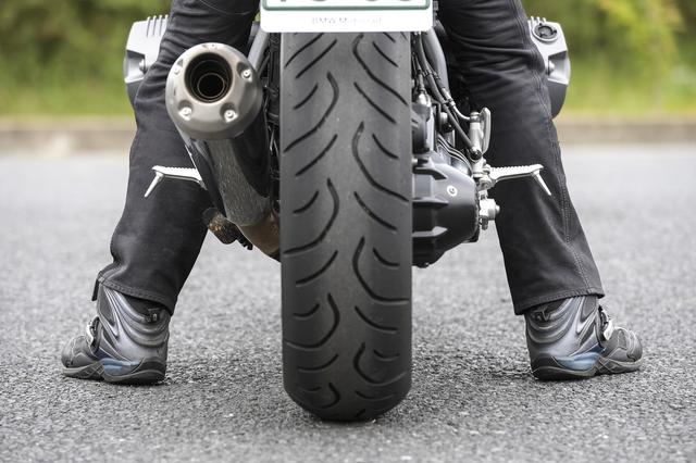 画像: シート高は775mですがスリムなシートと車体のおかげで足着き性は数字以上に良好。重量216kgっていう軽さもいいですね。