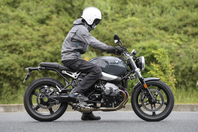画像: 乗車姿勢は完全リラックスです。ライダーを疲れさせない安定感と、このライディングポジションのおかげでツーリングも快適!