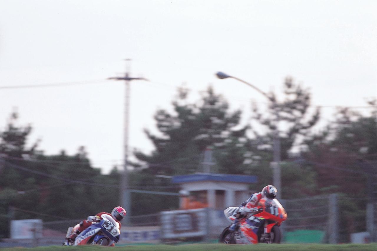 画像: チームHRCのホンダRVF/RC45(右)と、伊藤ハム レーシング カワサキのZXR750Rの激しいバトルは、3時間近くも続きました。観客がずっと固唾を呑んで見つめたこの戦いは、まさに"耐久スプリント"と呼べるものでした。 ©オートバイ/モーターマガジン社