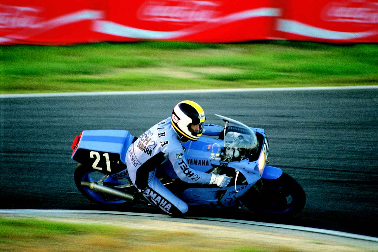 画像: ヤマハFZR750を走らせる平忠彦。当時、タバコスポンサーが一般的な中、資生堂の男性化粧品、「TECH21」のメインスポンサーがついたことも、多くの人々を驚かせました。 ©オートバイ/モーターマガジン社