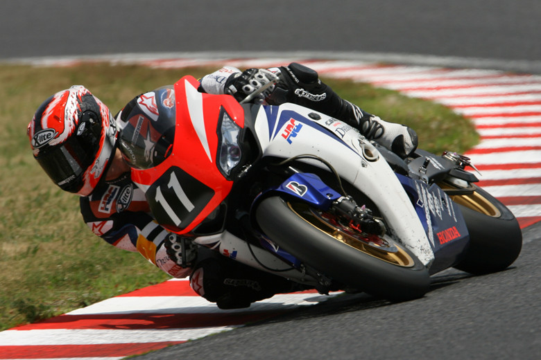 画像: ホンダCBR1000RRに乗るカルロス・チェカ。2008年からSBKへ参戦したチェカは、2010年からドゥカティワークスに移籍し2011年度のSBK王者に輝いています。 www.suzukacircuit.jp