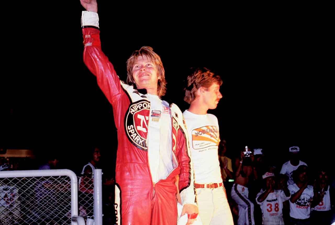 画像: 当時22歳のウェス・クーリー(左)と23歳のマイク・ボールドウィンという若きアメリカンライダーたちが、ヨシムラの初の鈴鹿8耐勝利に貢献しました。多くの才能あるライダーを発掘したのも、ヨシムラのレース業界への多大な貢献のひとつです。 ©オートバイ/モーターマガジン社