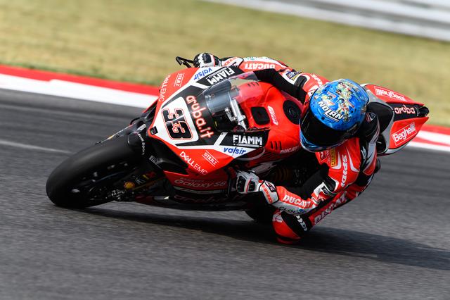 画像: レース2での勝利は、メランドリにとってドゥカティに乗っての初優勝であるだけでなく、イタリアで記録した初勝利でもありました。また、SBKでイタリア人ライダーがマークした通算100勝目にも当たる記念的な1勝でした。 www.ducati.co.jp