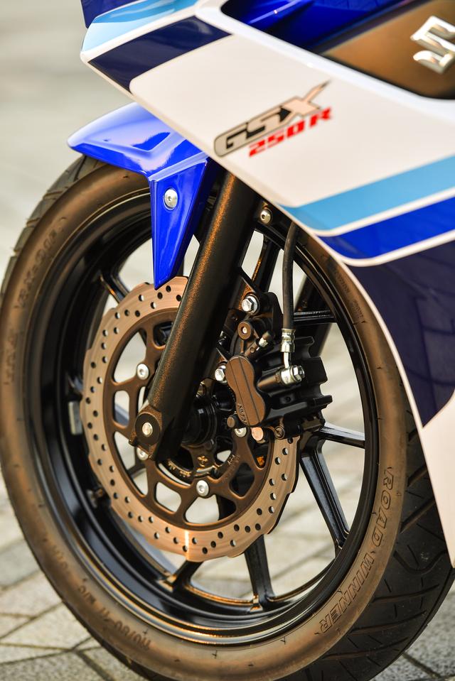画像: GSX250Rは前輪のサイズが110/80-17で他よりもちょっと太いんです。安定感のヒミツの一端!