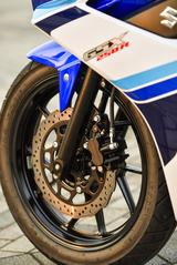 画像: GSX250Rは前輪のサイズが110/80-17で他よりもちょっと太いんです。安定感のヒミツの一端!