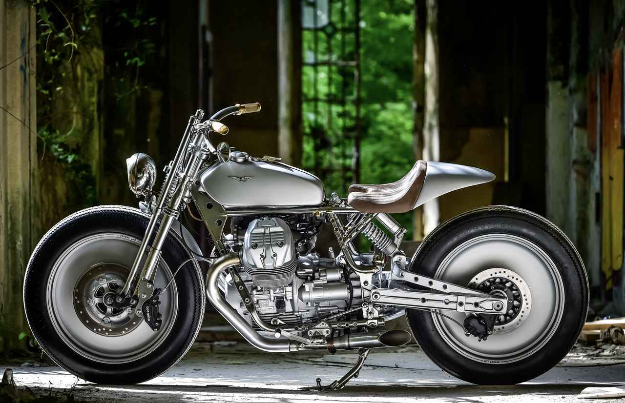 画像: シルバーナイト(銀の騎士)と名付けられたモトグッツィ omtgarage.com