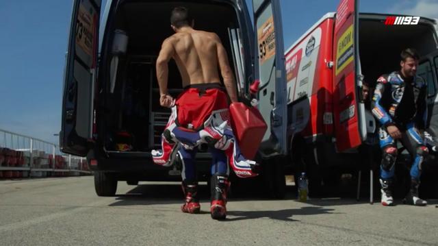 画像: トランスポーターからマシン(ホンダCRF450)をおろし、走行の準備をするマルケス。それにしても、引き締まったいいカラダをしています・・・。 www.youtube.com