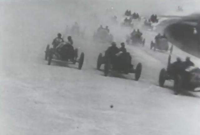 画像: 現代人の感覚ですと、インディカーといえばシングルシーターのフォーミュラカーのイメージですが、最初のインディ500は2名乗車だったのですね・・・。 www.youtube.com