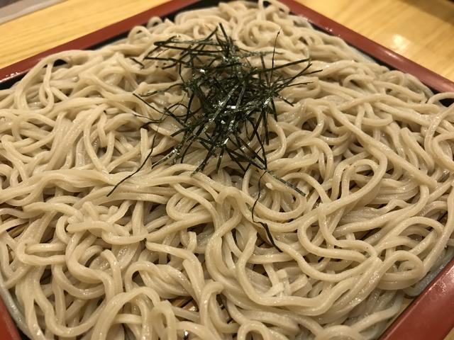 画像: こちらは新宿にある、鳥取のお酒と料理が楽しめる「稲田屋」の上がり蕎麦。蕎麦は美味しい日本酒と一緒に楽しむのがサイコーですね。