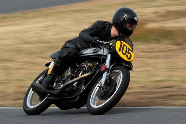 画像: 1959年型マンクス・ノートンで、袖ヶ浦フォレストレースウェイを走る私。今度のLOC第3戦(筑波サーキット)は、1963年型グリーブス シルバーストーン 24RAS Spl.で走る予定です。