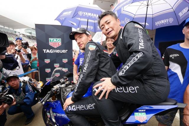 画像1: タグ・ホイヤー、鈴鹿8時間耐久ロードレースの40周年を祝福し、優勝したヤマハ・ファクトリー・レーシング・チームに“タグ・ホイヤー カレラ”を贈呈!