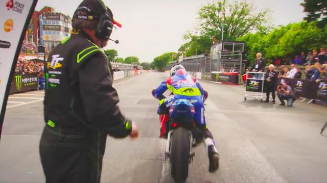 画像: メインスタンド前のスタートゲートから、猛加速するGSX-R1000とM.ダンロップ。 www.youtube.com