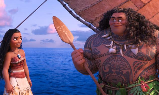 画像: モアナは、祖母の教えに従い、半神半人(デミゴッド)のマウイに助けを求める www.disney.co.jp