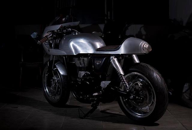 画像: インドネシアのカスタムビルダー のWhite Collar Bikesの手によるロイヤルエンフィールド