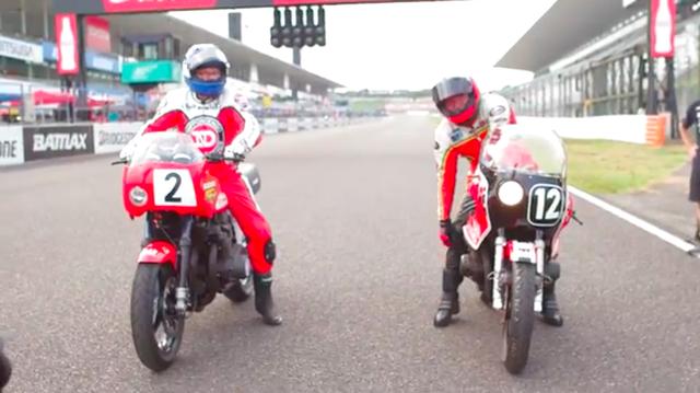 画像: 1978年優勝のスズキGS1000(レプリカ)にまたがるのはW.クーリー(左)、そして1980年優勝のGS1000R(XR69)はG.クロスビーが乗りました。 www.youtube.com