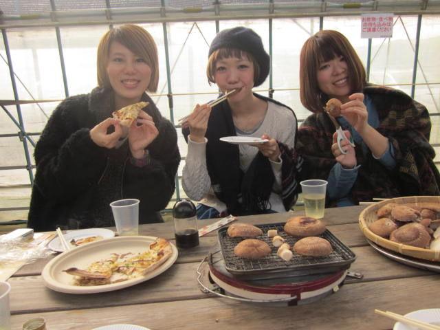 画像: 皆でわいわいと穫ったきのこを食べて秋を満喫!! u-kinoko.jp