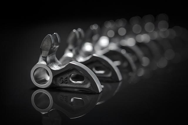 画像: ドゥカティの代名詞的メカニズムとなった観がある、デスモ機構も当然採用します! 採用していないと、デスモセディチという名前の意味もなくなりますからね(笑)。 desmosedicistradale.ducati.com
