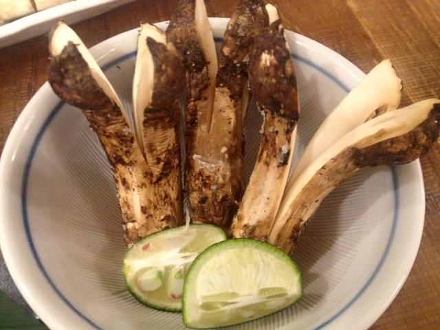 画像: 昨年は友人の銀座の店で、美味しい松茸をいただくことができました(ラッキー!)。なお個人的に一番好きな松茸料理は土瓶蒸しです。