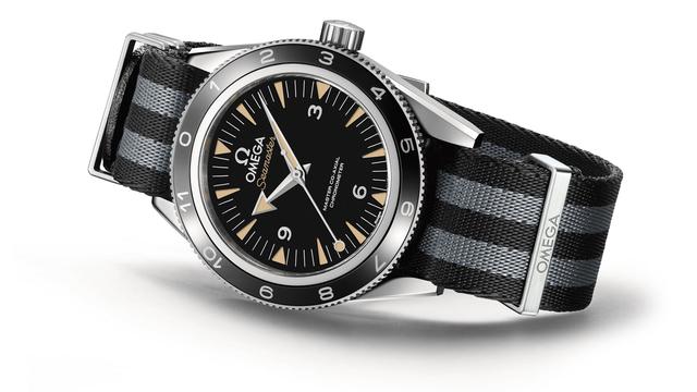 画像: SEAMASTER 300 OMEGA MASTER CO-AXIAL 41 MM "スペクター" 限定モデル印象的なブラックの文字盤の中央には、「ロリポップ」のセンターセコンド。また、オリジナルの「シーマスター 300」同様に、このタイムピースもブロードアローの時針と埋め込み型のトライアンギュラーアワーマーカーを採用しています。 www.omegawatches.jp