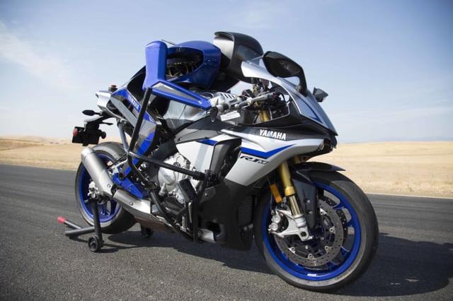 画像: モーターサイクル技術とロボティクス技術を融合し、未知の領域を開拓する自律ライディングロボットです。車両そのものには手を入れず、ヒト側から見た車両操作にフォーカスし、高速でのサーキット走行を可能にしました。2017年の開発マイルストーンとして設定したのは、「200㎞/h以上でのサーキット走行」と、MotoGPのトップライダー、バレンティーノ・ロッシ選手とのバトル。MOTOBOTの開発で得た高度な要素技術や知見は、既存ビジネスの新たな価値創造や、新規ビジネスの開拓に活かされます。