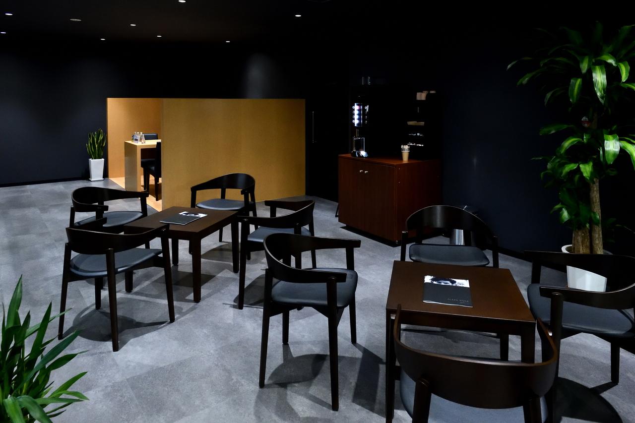 画像: 訪れた人がリラックスできるスペースも広々ゆったり……つくづくバイク屋さんには見えません(笑)