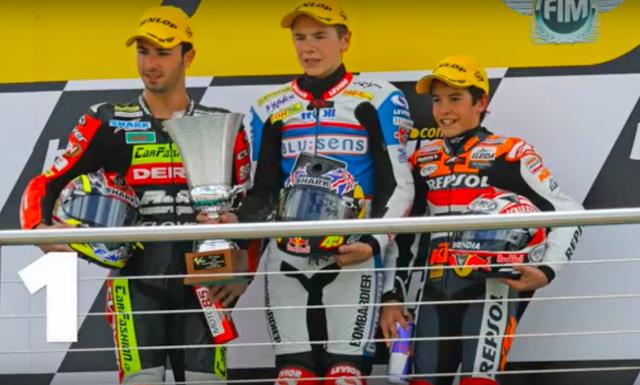 画像: 2008年英国GP(ドニントンパーク)で3位表彰台を獲得したM.マルケス(KTM)。若いですねぇ! ちなみに優勝はスコット・レディング(アプリリア)、2位はマイク・ディ・メッリオ(デルビ)でした。なおレディングはこのとき、15歳170日でGP史上最年少の優勝者として歴史に名を刻んでいます。 www.youtube.com