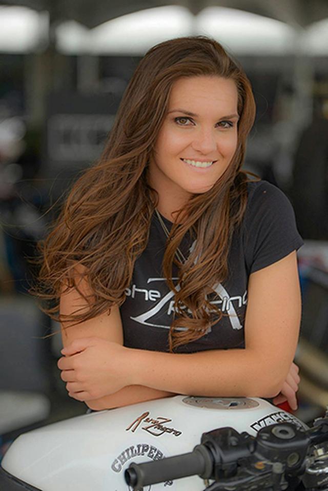 画像: シェリーナ・モレダは北カリフォルニア出身の女性ライダーです。6歳からレースをはじめた彼女は、プロライダーとして初めてインディアナポリス・モーター・スピードウェイを走った女性になるなど、様々なキャリアを積んでいます。 shezracing.com