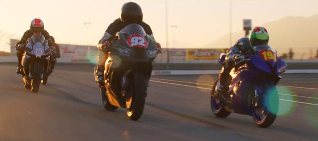 画像: モーターサイクルファンとしては、人気コスメブランドのプロモーションでロードレーシングがフィーチャーされることは素直に嬉しいですね! ありがとうシェリーナ! と言いたいです! www.youtube.com